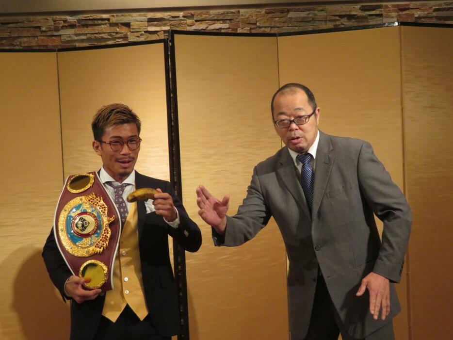 WBO王者木村翔（左）のV2戦はドタバタで8日後の中国で決定。開催に協力した一人、元格闘家の安生洋二氏（右）がなぜかバナナをプレゼントした