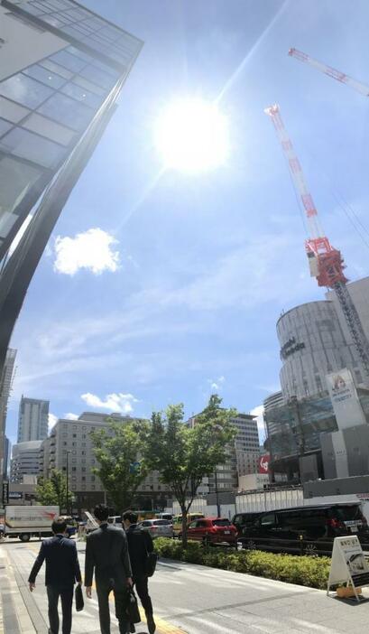 [写真]梅雨明けの近畿地方を照りつける太陽＝9日午前11時ごろ、大阪市北区で（撮影：柳曽文隆）