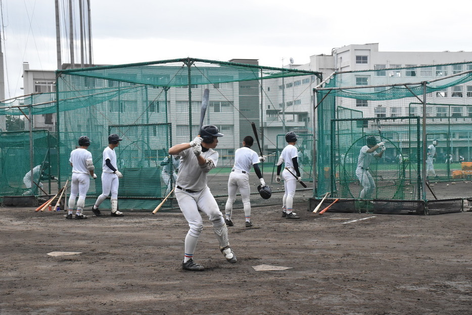 甲子園に向け、この日も練習に励む中京大中京野球部の選手たち＝名古屋市昭和区の同校で