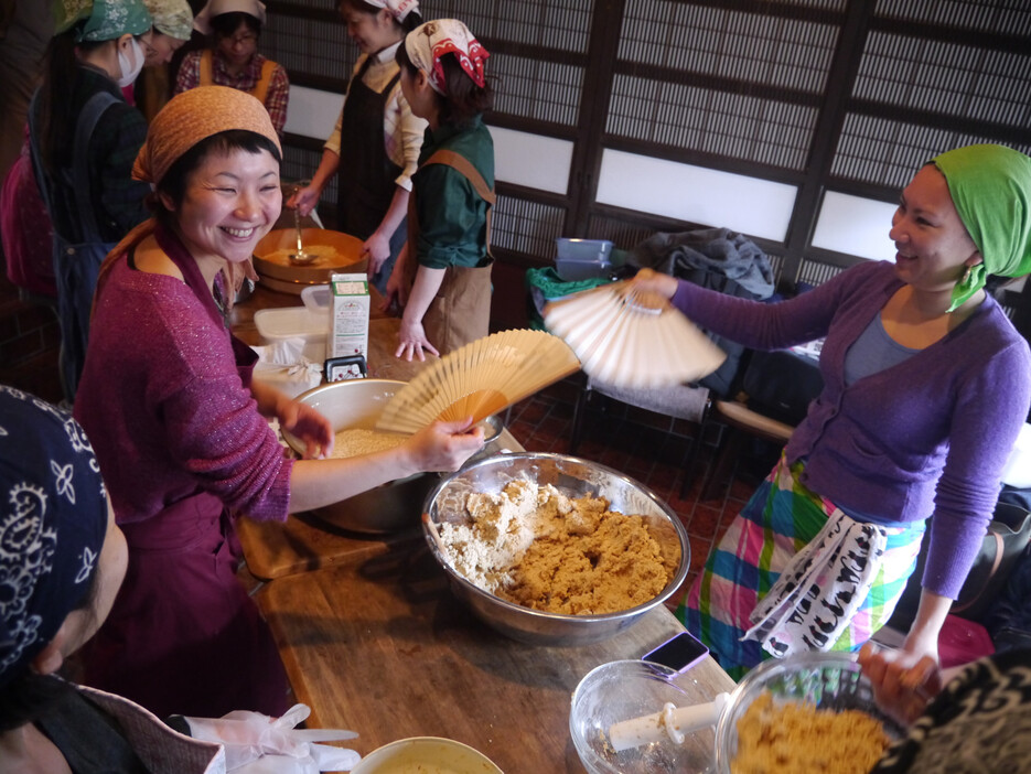 コロナ禍の前、亀時間で開催した発酵食品作りのイベントの様子（写真：櫻井さん提供）