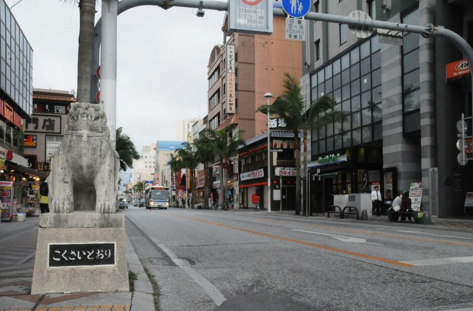 3月、ふだんは観光客でにぎわう那覇市の国際通りは閑散としていた（毎日新聞社/アフロ）