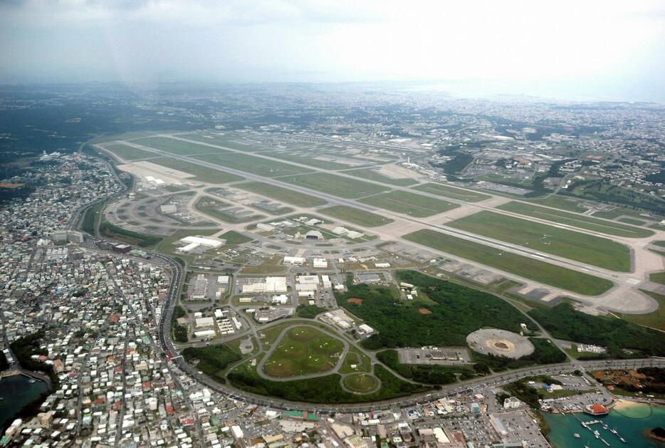 嘉手納基地の周囲には、地元住民の家屋がひしめきあう（毎日新聞社/アフロ）