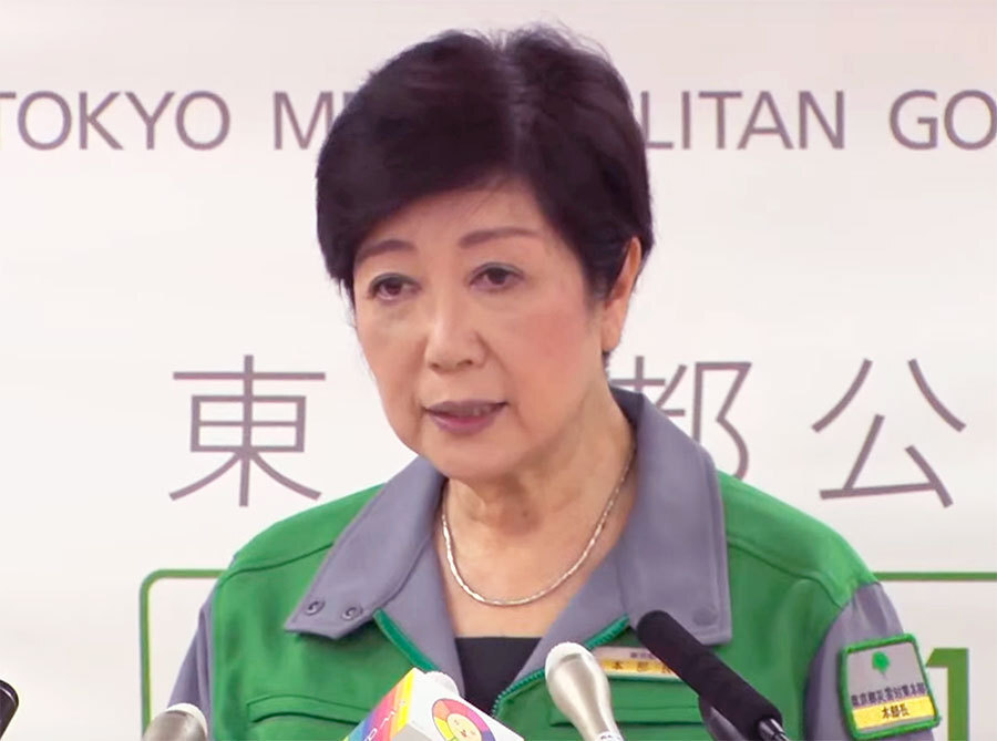 会見する小池都知事＝22日午後5時すぎ、都庁