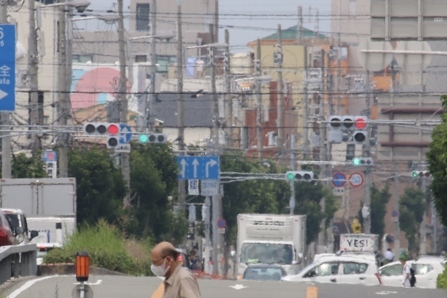 ［写真］大阪市内では朝から30度を超え、少し歩いただけで汗も吹き出し、マスクはさらに暑さを増す＝31日午前10時50分ごろ、大阪市東住吉区で