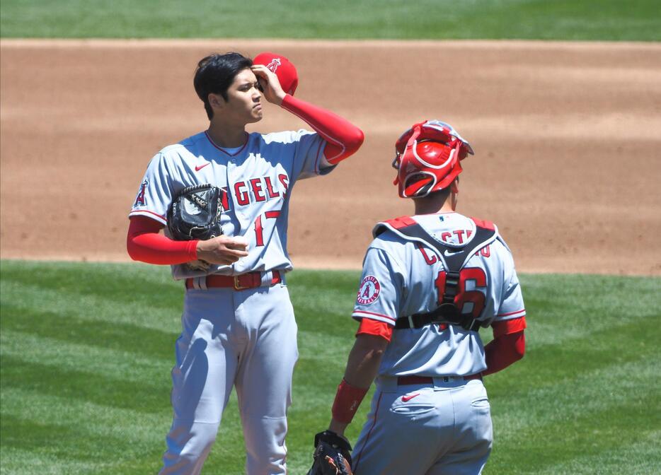 一死も取れずまさかの30球5失点で降板した大谷翔平の表情も曇る（写真：USA TODAY Sports/ロイター/アフロ）