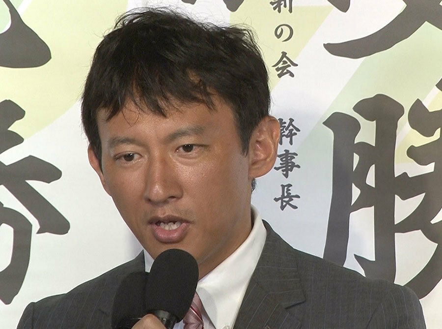 支持者らに向けて語る小野氏