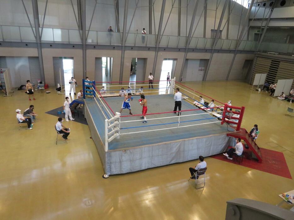 愛知県刈谷市の中日本新人王予選から再開したプロボクシング興行。観客席のない異様な光景が広がった