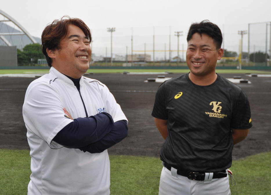 ２０２０年甲子園高校野球交流試合でベンチ入りする山梨学院の吉田洸二監督（左）と健人野球部長＝甲府市で２０２０年７月３日午後５時０分、上鵜瀬浄撮影