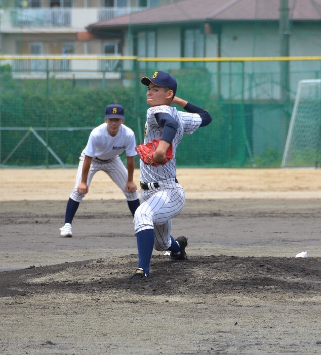 今秋の注目ドラフト候補、明石商の中森は智弁和歌山との練習試合で5回11奪三振の快投。最速148キロをマークした