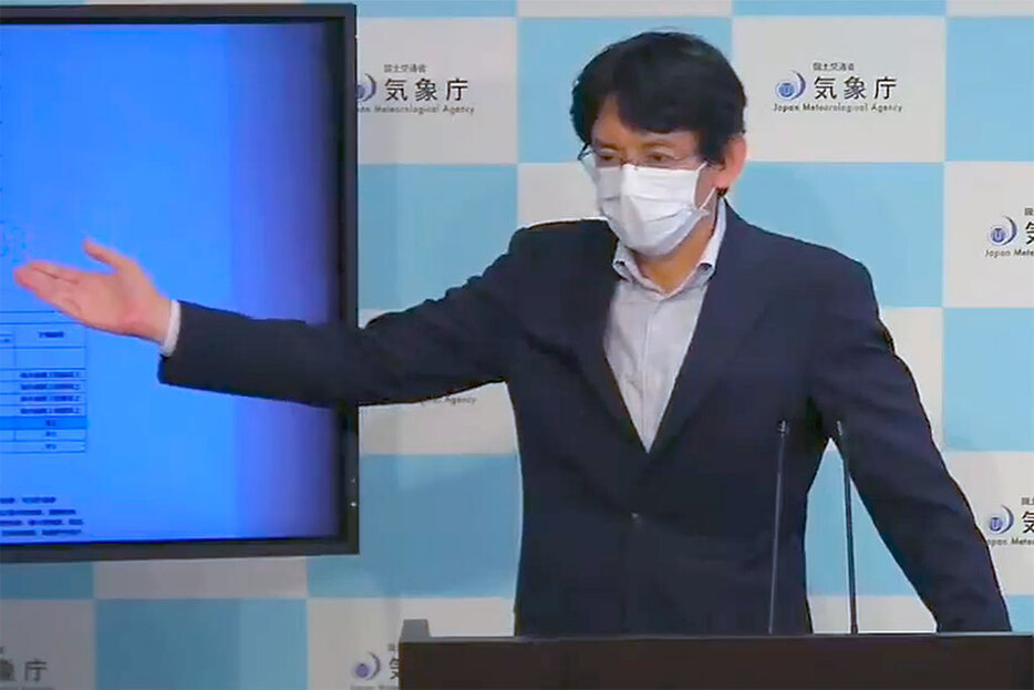 会見する気象庁の加藤課長＝30日午前11時半すぎ（気象庁公式チャンネルより）