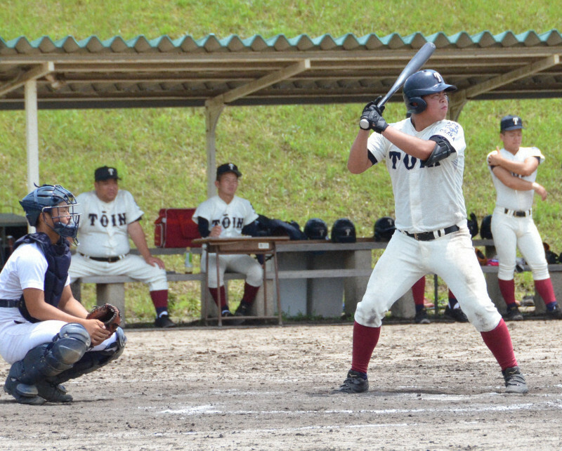 七回に2点本塁打を放った大阪桐蔭の3番・西野＝神戸市西区の滝川第二グラウンドで