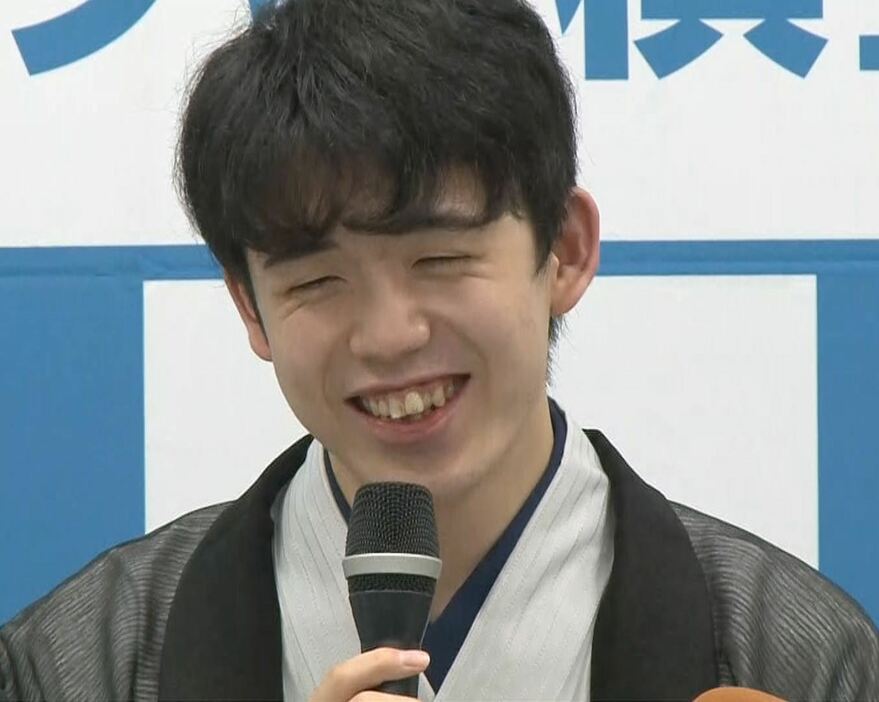 [画像]最年少タイトルを獲得した心境を語る藤井新棋聖