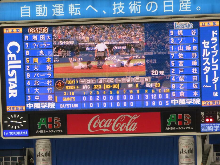 同点の本塁クロスプレーを巡って横浜DeNAラミレス監督がリクエスト。場内にリプレー映像が繰り返し流されたが…