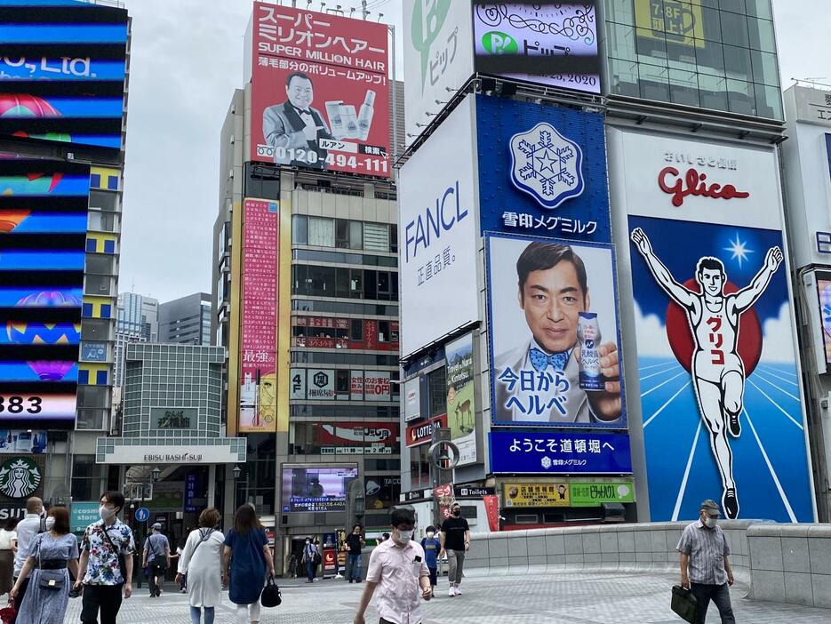 ［写真］4連休初日だが、人がまばらな大阪・道頓堀＝23日正午ごろ、大阪市中央区で