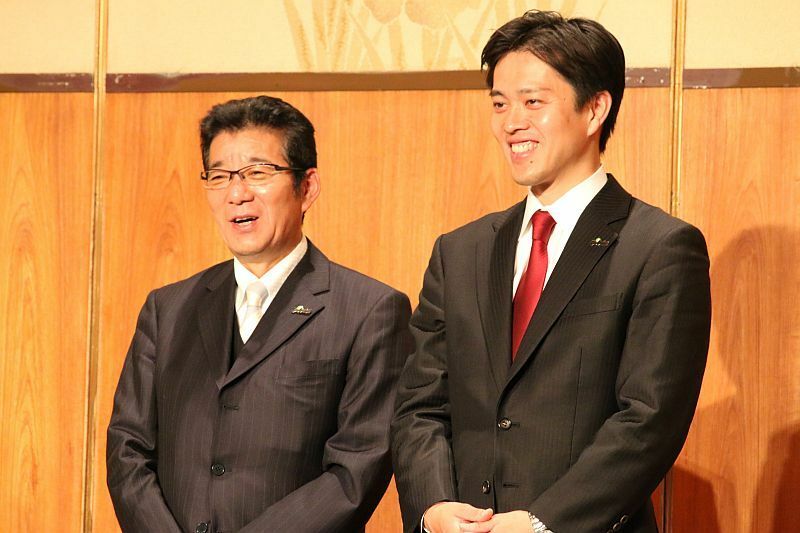 [写真]会見を終え笑顔の松井氏（左）と吉村氏＝22日午後10時ごろ、大阪市内のホテルで