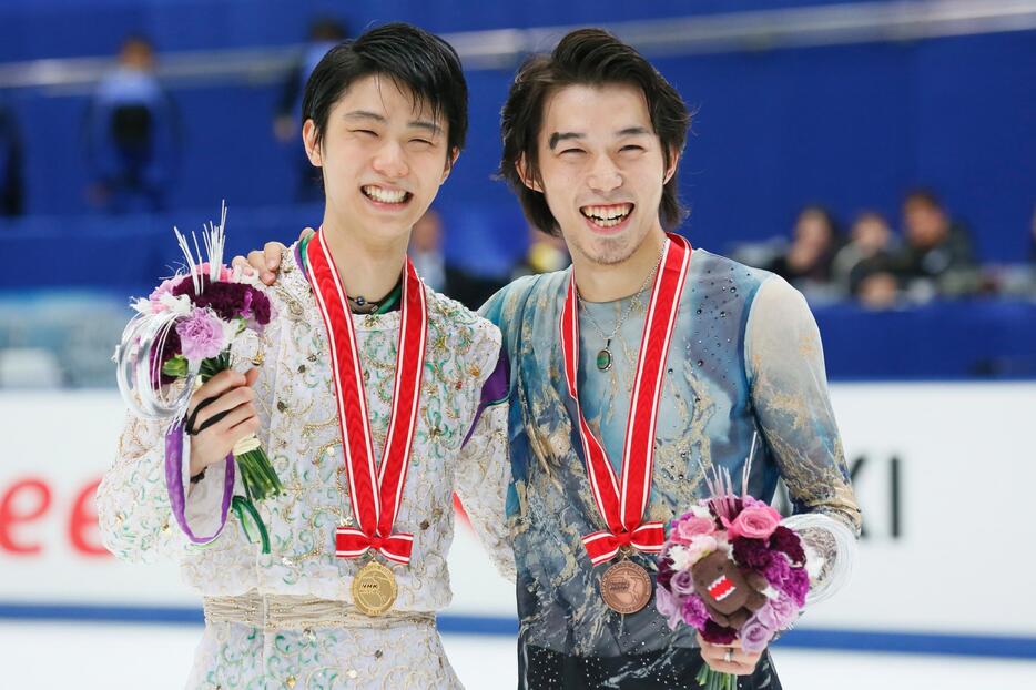 笑顔の羽生と3位の無良崇人＝2015年11月28日（写真：田村翔/アフロスポーツ）