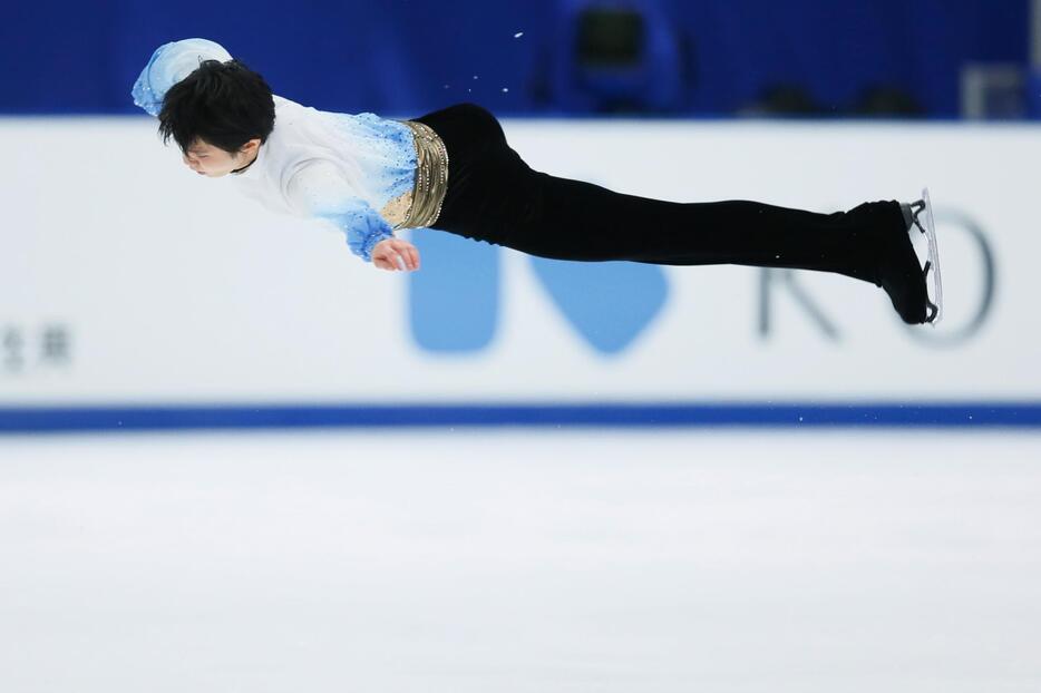 華麗なフライングスピン＝2015年11月27日（写真：田村翔/アフロスポーツ）