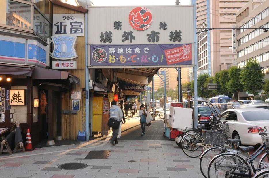 [写真]築地場外市場の様子。アーケードには「場外市場は残ります！」の文字がある