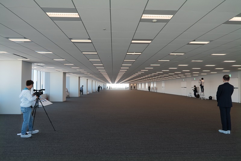 [写真]  内覧会で公開された38階のオフィスフロア。抜群の眺望を誇る空間