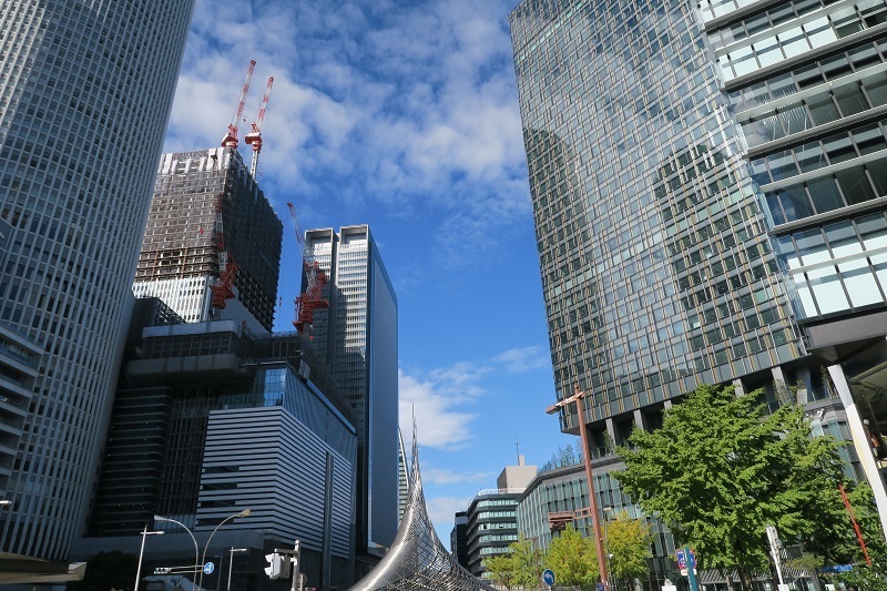[写真]  名古屋駅前にそびえるビル群。右から大名古屋ビルヂング、JPタワー名古屋（写真奥）、JRゲートタワー