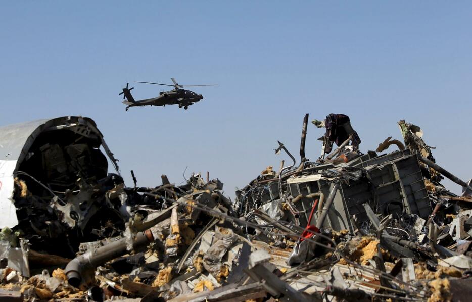 黒ずんだ機体の残骸が散らばった現場＝2015年11月1日（写真：ロイター/アフロ）