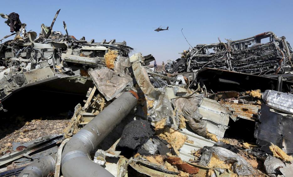 イスラム国が犯行声明。現場上空にはヘリの姿が＝2015年11月1日（写真：ロイター/アフロ）