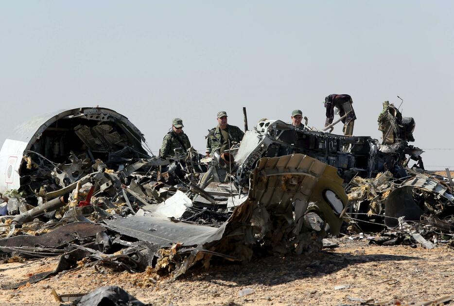 墜落現場を調べる軍関係者＝2015年11月1日（写真：ロイター/アフロ）