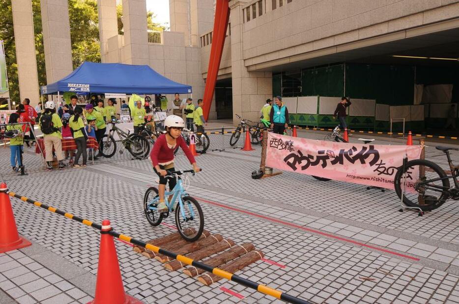 [写真]マウンテンバイクの試乗会は大人も子供も大はしゃぎ