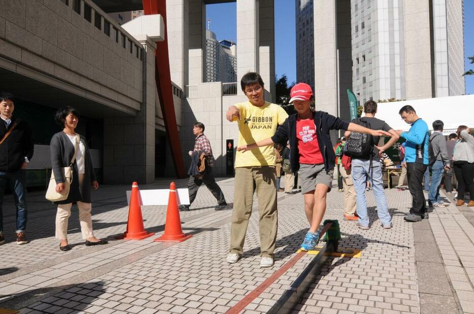 [写真]日本での知名度は低いものの、スラックラインは世界大会も開かれる競技