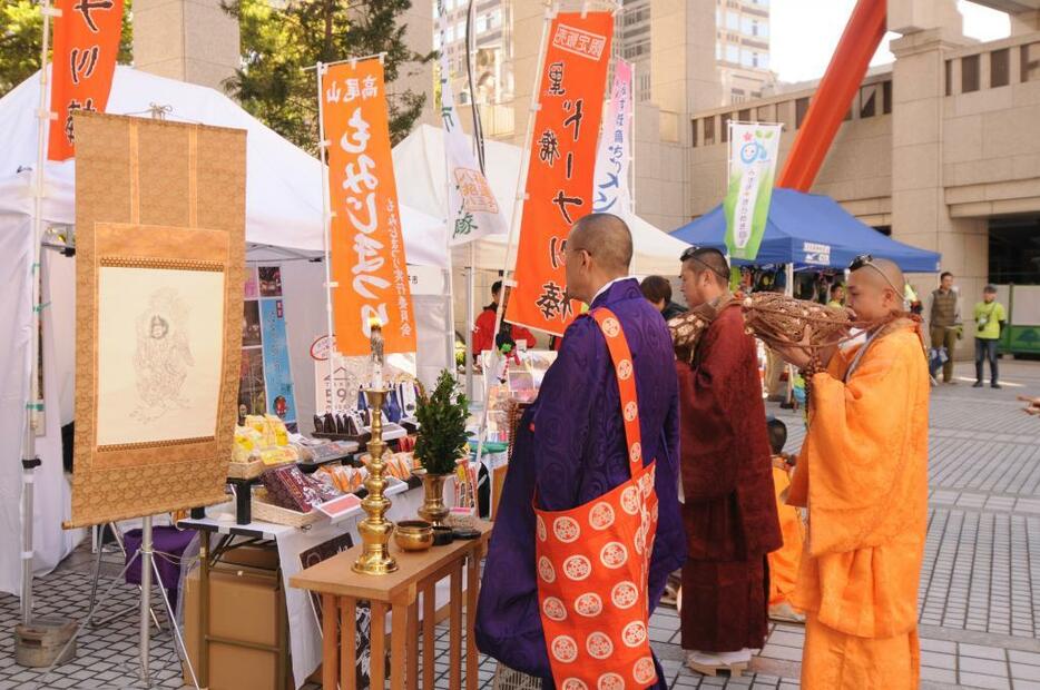 [写真]お坊さんによる安全祈願の様子