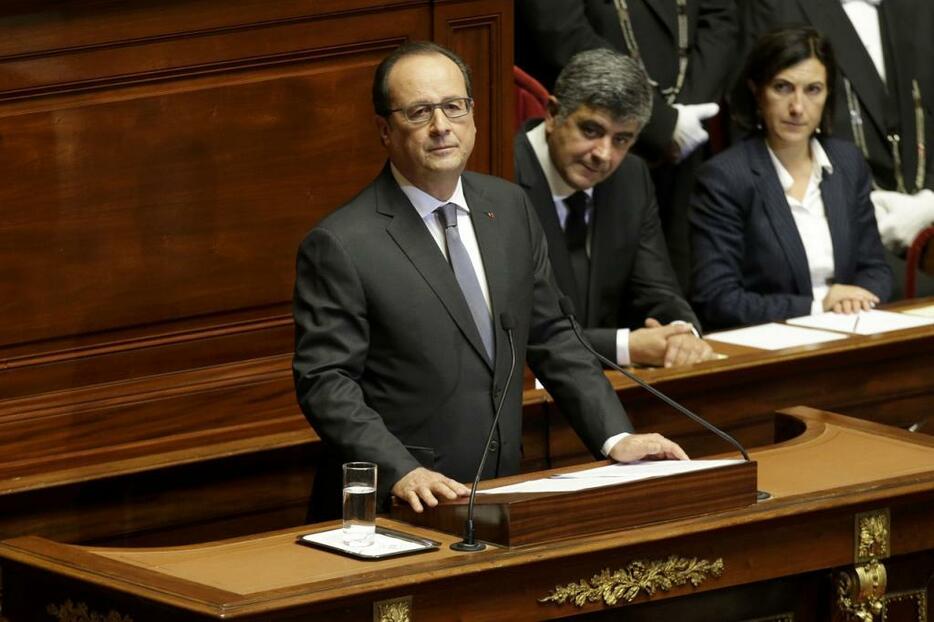 [写真]フランスのオランド大統領は議会で演説し「フランスは戦争状態にあると述べた（ロイター/アフロ）