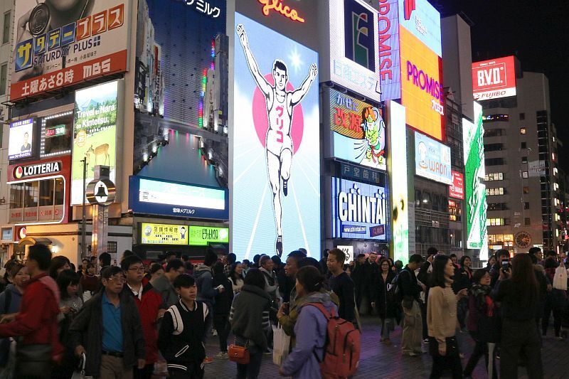 [写真]「立冬」の夜、道頓堀は厚着をする人の姿も増えた＝8日午後8時半ごろ、大阪市中央区で