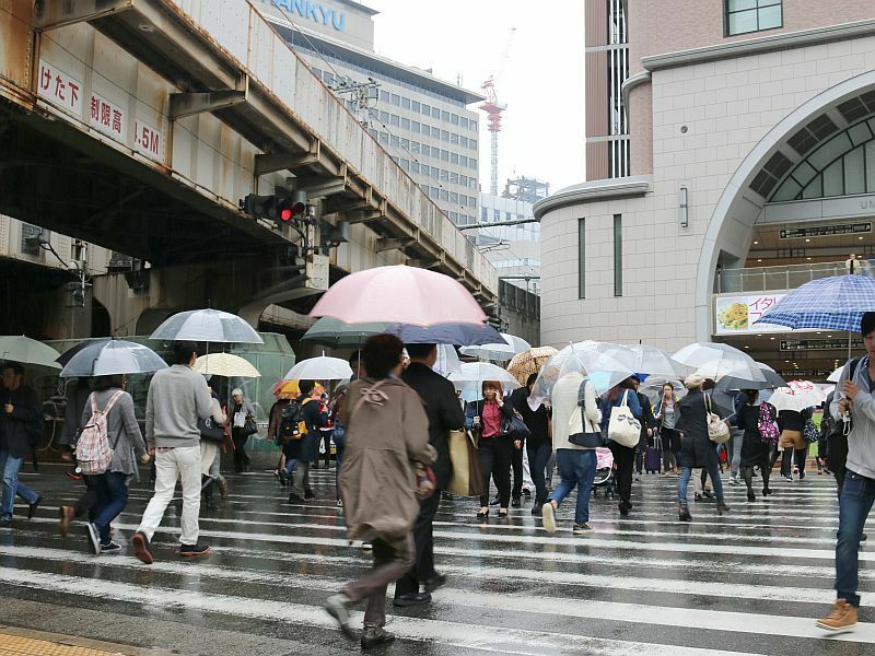 [写真]朝から雨で寒い近畿地方、厚着の人も一気に増えた=2日午前10時半ごろ、大阪市北区で