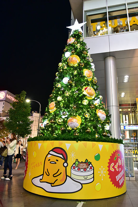 [写真]ぐでたまがデザインされたクリスマスツリー