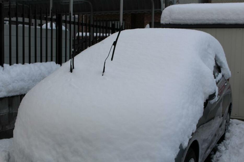 [写真]車の雪は下ろしてから運転を