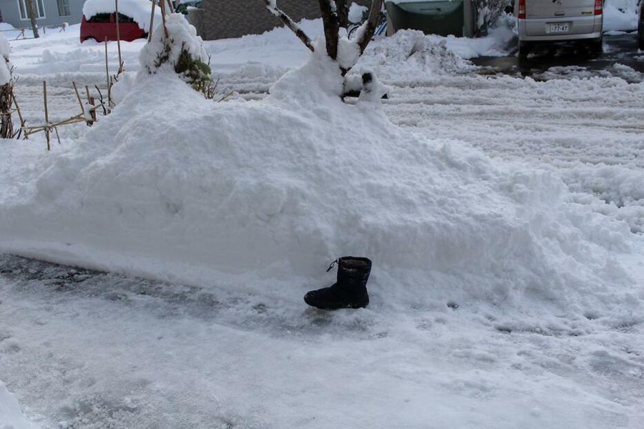 [写真]筆者のロングブーツと雪山の高さの比較