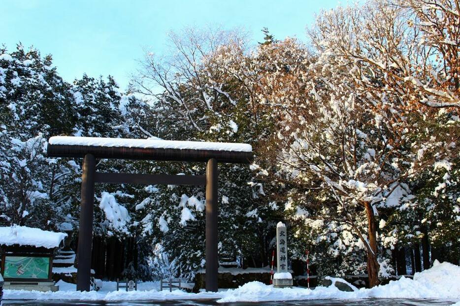 [写真]雪化粧をした北海道神宮