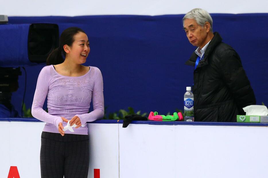 公式練習で佐藤信夫コーチに笑みを見せる場面も＝2015年11月7日（写真：伊藤真吾/アフロスポーツ）