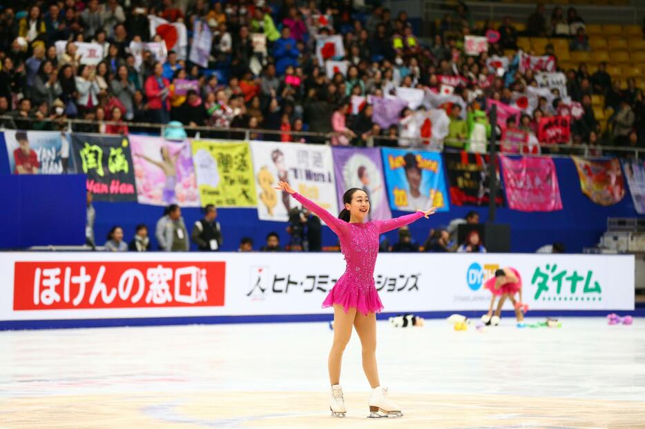 ショートプログラムの演技を終え、声援にこたえる＝2015年11月6日（写真：伊藤真吾/アフロスポーツ）