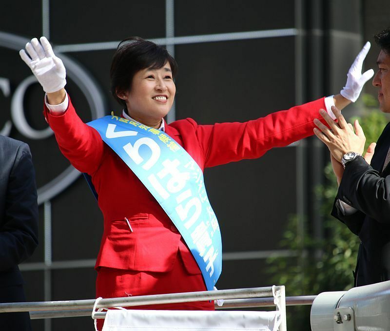 [写真]街頭演説で支持を訴える栗原貴子氏=5日午前、大阪市内で