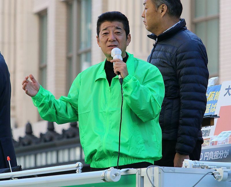 [写真]街頭演説で支持を訴える松井一郎氏=5日午前、大阪市内で