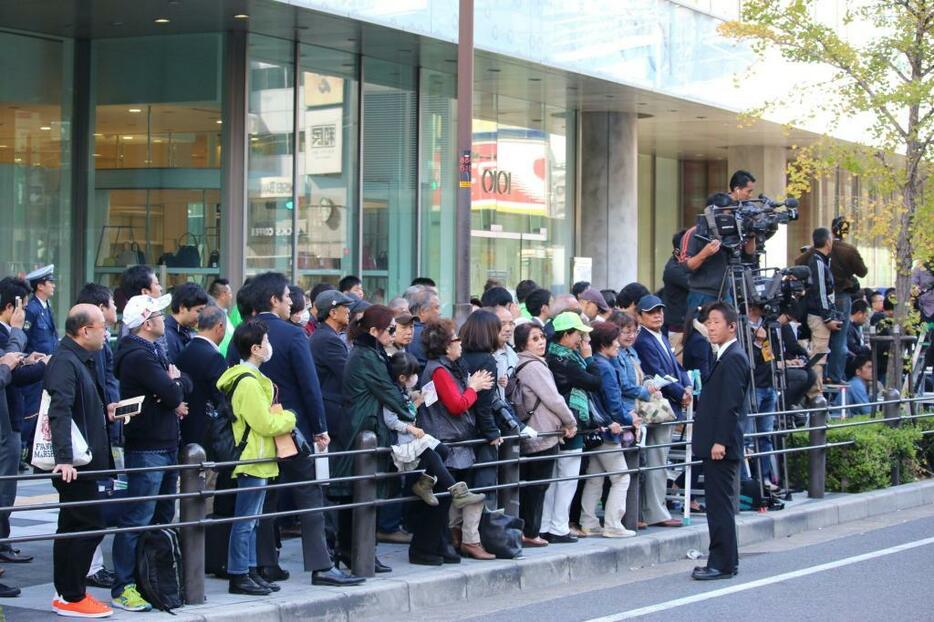 [写真]候補者の第一声に聞き入る府民ら。府知事選の火ぶたが切って落とされた=5日午前、大阪市内で