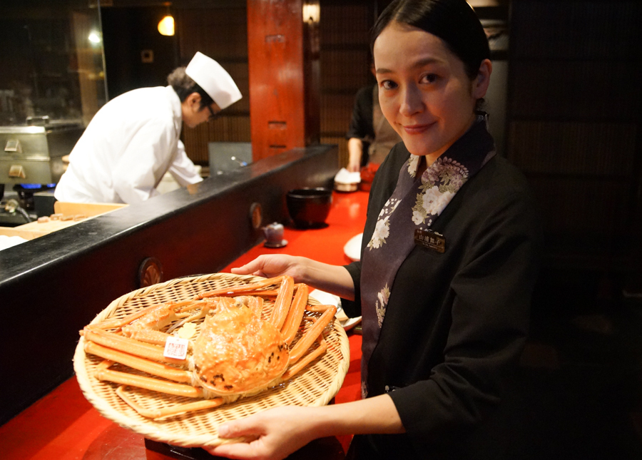 茹で上がった越前がに。このあと女将さんが食べやすく割ってくれた