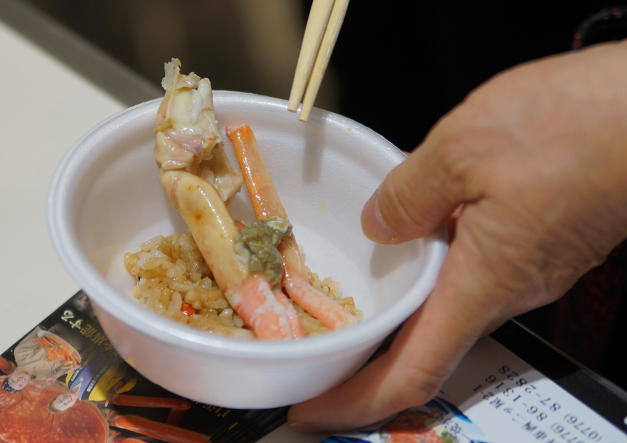 殻をむかれた越前がには、カニ飯として買い物客に振る舞われた