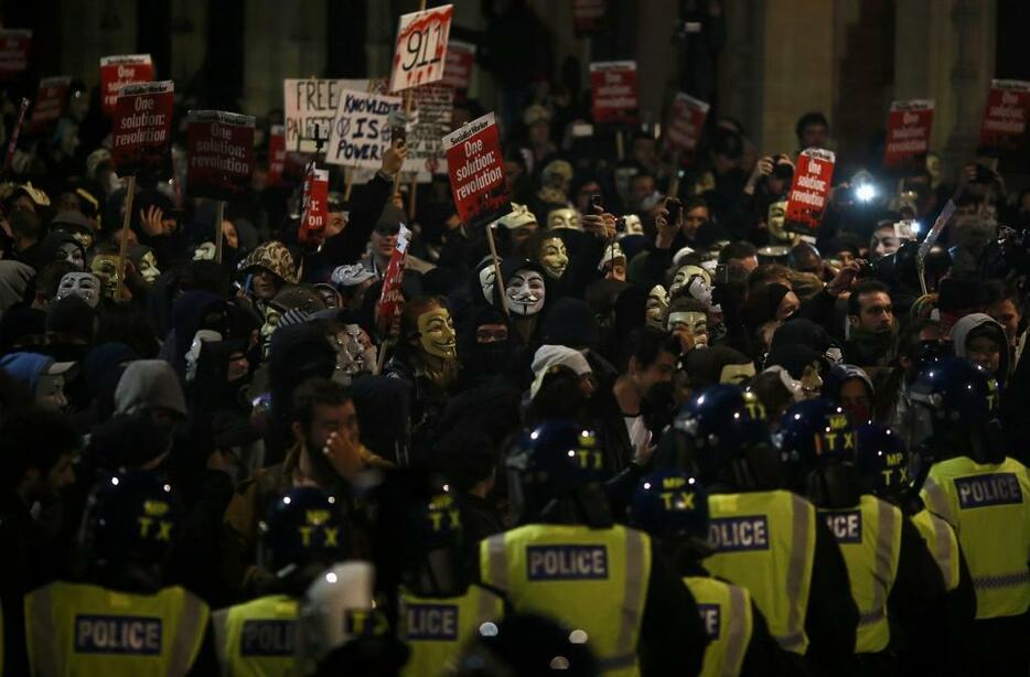 [写真]11月5日に英ロンドンで行なわれた抗議デモ「ガイ・フォークス・ナイト」（ロイター/アフロ）