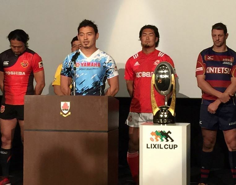 [写真]トップリーグ開幕に向けて意気込みを語るヤマハ発動機の五郎丸（左から2人目）。右手前はトプリーグの優勝杯