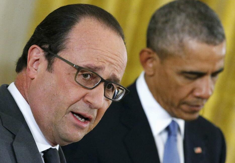 [写真]パリ同時テロを受けて会談した仏オランド大統領（左）と米オバマ大統領（ロイター/アフロ）