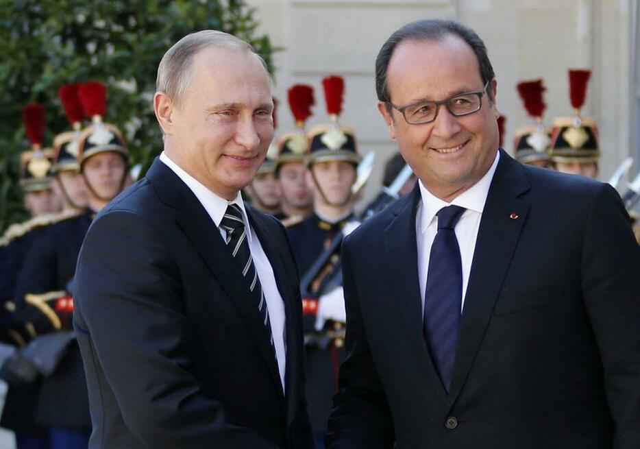 [写真]10月に行なわれたウクライナ和平協議の場で握手するロシア・プーチン大統領（左）と仏オランド大統領（ロイター/アフロ）