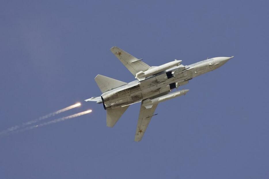 [写真]トルコに撃墜されたロシア軍機「スホイ24」の同型機（2008年10月資料写真）（ロイター/アフロ ）