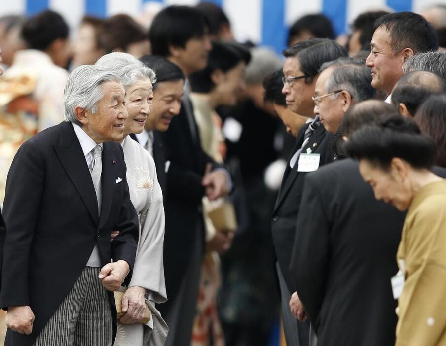 [写真]天皇、皇后両陛下の主催で開かれる園遊会。写真は2014年秋の様子（ロイター/アフロ）